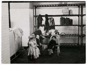 Eine Mutter mit ihrem Kind auf Ellis Island, New York