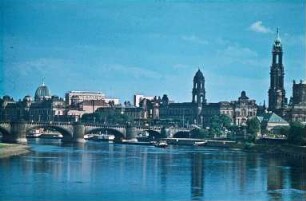 Dresden-Altstadt. Blick vom Neustädter Ufer über die Elbe mit Augustusbrückegegen Brühlsche Terrasse, Ständehaus und Hofkirche