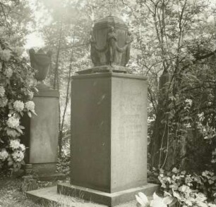 Grabmal für Gotthardt Kühl : Grabmal für Gotthardt Kühl. Granit (rot) und Zink (nach 1915). Dresden-Tolkewitz, Urnenhain
