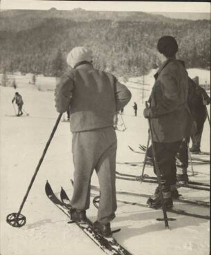Skifahrer stehen am Hang. Gleich geht es los