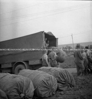 Deutsche Soldaten entladen einen LKW