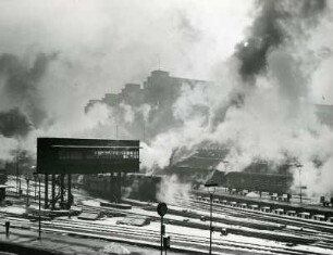 Hamburg. Hauptbahnhof. Stellwerk und Gleisanlagen im Winter