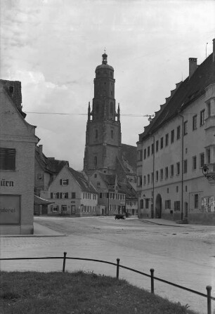 Nördlingen. Altstadt mit St.-Georgs-Kirche : Nördlingen, Altstadt. Blick von Weinmarkt nach Nordosten in die Hallgasse mit Turm der evangelischen Pfarrkirche St. Georg (1427-1505) und Hallgebäude (1541-1545)