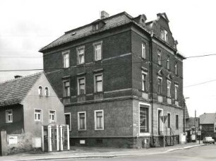 Radebeul, Kötzschenbrodaer Straße 37. Wohnhaus mit Laden (bezeichnet 1892). Eckansicht mit Fassade Altserkowitz