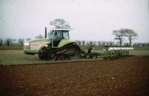 Fotografie: Raupentraktor, Fahrwerk, Gummiraupenlaufwerk, Wendende Bodenbearbeitung, Volldrehpflug