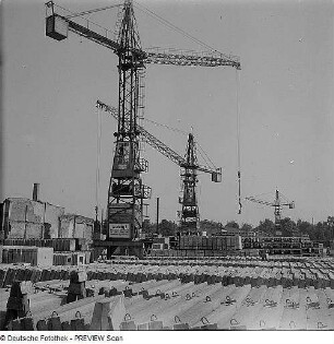 Dresden. Turmdrehkrane in einem Betonwerk