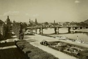 Dresden, Blick über die Kaianlagen des Terrassenufers und die Carolabrücke zur Brühlschen Terrasse : Ausschiffungsplatz Dresden-Altstadt