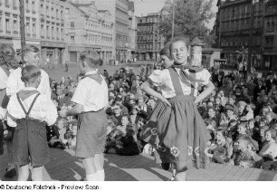 Tanzgruppe des Tanzensembles der 58. Grundschule während der Aufführung des Tanzes "Der Kronenwirt"