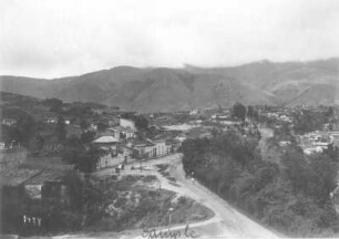 Caracas (Venezuela). Blick über die Stadt auf eine Bergkette