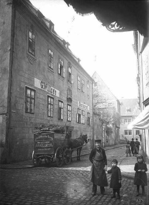 Blick nach Osten auf die Kleine Ulrichstraße. Linke Bildseite - Blick auf Wilkes Restaurant. Im Hintergrund - Händelhaus