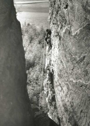 Sächsische Schweiz. Bielatal, Hauptwiesenstein. Seilschaft K. Gonda, G. Junghans, G, Straube und G. Walpert bei der 10. Begehung der Rostkante (VIIIb) mit Ausstiegsvariante. 3.8.1947