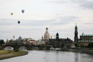 Dresden. Blick von der Marienbrücke über die Augustusbrücke nach Südosten zum Altstädter Ufer. Ansicht mit Heißluftballons am Himmel