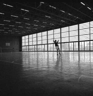 Sporthalle des Instituts für Leibesübungen an der Technischen Hochschule Karlsruhe.