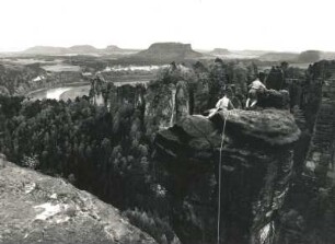Sächsische Schweiz, Rathener Gebiet. Wehlnadel. Gipfel mit Kletterern. Blick von der Kleinen Gans nach Südsüdost über die Felsenburg Neurathen zum Lilienstein