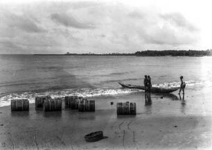 Leere Benzinfässer : Blick auf leere Benzinfässer am Strand bei Bata.
