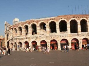 Aussenansicht des römischen Amphitheaters "Arena"