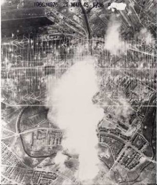 Amerikanische Luftbildaufnahmen von Kriegszerstörungen. Ausrichtung nach Norden (Bildstöreffekt / Bewölkung). Mühlburg / Grünwinkel