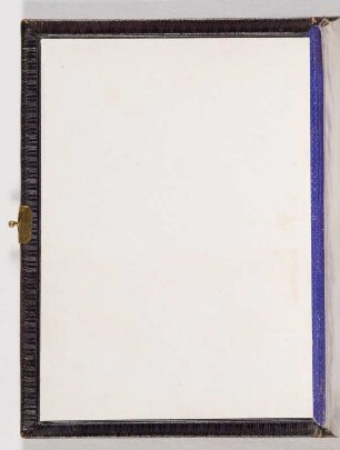 Vorderdeckel. Vorsatz. Anpappblatt : Fotoalbum der Familien Ahlsvede (Reick) und Schneidenbach. Ledereinband, geprägt mit Goldschnitt und Metallschließe; 14,7 x 11,5 x 3,5 cm (um 1890, bestückt ab 1926). Dresden: SLUB/DF 2017.A.355