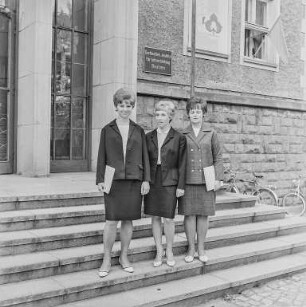 Entlassung sorbisches Institut für Lehrerbildung : Bautzen. Sorbisches Institut für Lehrerbildung. Portrait des Abschlussjahrganges vor dem Eingang zum Institut