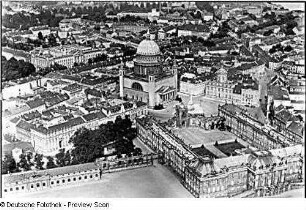 Potsdam. Stadtschloss, Marstall, Markt mit Nikolaikirche und Umgebung. Luftbildaufnahme