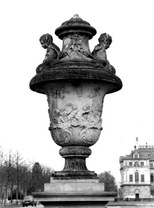 Dresden-Altstadt. Südöstliche Vase (um 1750) an der Hauptallee im Großen Garten, Nähe Palaisteich