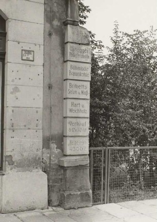 Dresden-Südvorstadt, Uhlandstraße 30. Wohnhaus mit Laden (um 1900), Hausecke mit Anpreisung diverser Angebote einer ehemaligen Kohlenhandlung