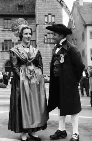 Überlingen: Schwertertanz von Überlingen; Überlinger Tracht mit Goldhaube; Trachtenpaar