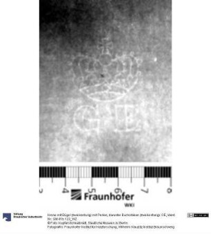 Krone mit Bügel (zweikonturig) mit Perlen, darunter Buchstaben (zweikonturig): GE