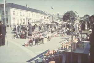 Reisefotos Norwegen. Spielzeugmarkt. Im Hintergrund eine Apotheke