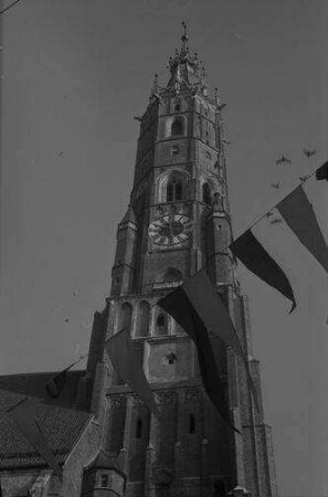 Landshut: Turm der Martinskirche von unten, mit Tauben