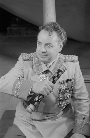 Szenenbilder aus dem Drama "Der große Verrat" von Ernst Fischer (in der 2. Besetzung) am Deutschen Theater Berlin : Rollenporträt von Willy A. Kleinau als Pablo Malabranca