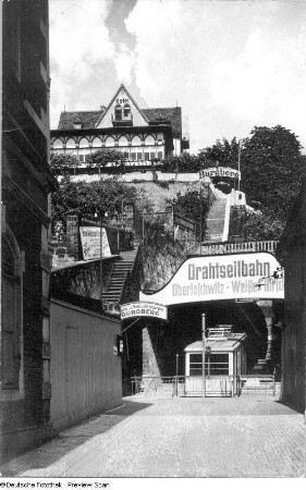 Dresden-Loschwitz, Oberer Burgberg. Hotel und Restaurant "Burgberg" (1852). Ansicht mit der Talstation der Standseilbahn