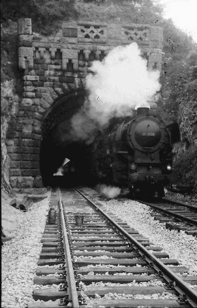 Istein: Zug kommt aus Kirchberg-Tunnel