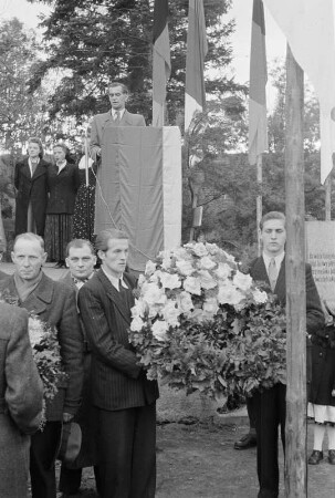 Gedenkveranstaltung für Handrij Zejler in Lohsa. Am Rednerpult Kurt Krenz (Kurt Krjeńc), Vorsitzender der Domowina : Počesćenje Zejlerja we Łazu. Rěči Kurt Krjeńc : Lohsa / Łaz