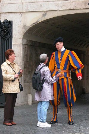 Rom - Schweizer Gardist : Schweizer Gardisten in historischen Uniformen bewachen den Papst und den Vatikanstaat. Aufgenommen im April 2004