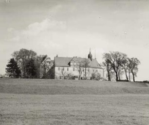 Mühlberg/Elbe, Schloss. Ansicht von Westen aus der Elbaue über den Deich