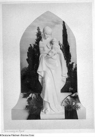Blumen um uns. "Erinnerung an Capri". Stilleben mit Porzellanmadonna und immergrünen Zweigen vor spitzbogig zugeschnittener Fotografie "Zypressen auf Capri"
