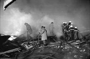 Brand in einer Lagerhalle der Sperrholz-Großhandlung Anton Säubert im Gewerbegebiet Oberweingartenfeld