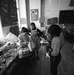 Ausstellung der im Handarbeits- und Werkunterricht angefertigten Arbeiten in der Lidellschule.