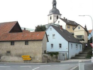Ansicht von Südosten mit Torturm (Kampanile) in erhöhter Lage an Ortsrand in verteidigungstechnisch günstiger Position