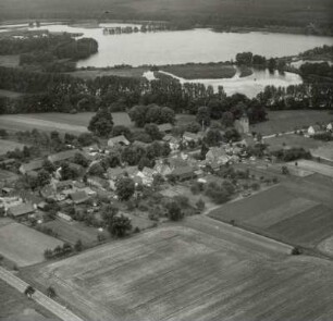 Ortsteilansicht mit Dorfkirche über Mulknitzer Dorfstraße und Altteich