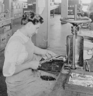 Schließen der Tuben : Technikgeschichte | Technologie | Farben- und Tintenfabrikation | Tuben-Farben | Günther Wagner