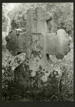 Friedhof. Grabkreuz mit Schneiderzunftzeichen 18. Jh.