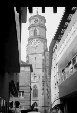 Stuttgart: Turm der Stiftskirche von der Schulstraße aus