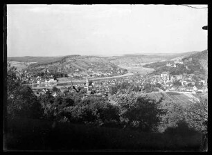 Blick über Wiesen und Wald Richtung Innenstadt mit Mainspitze, Kreuzwertheim, Maintal