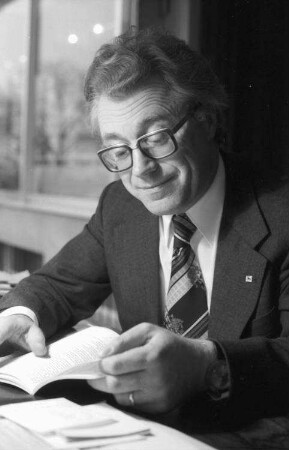 Säckingen: Wohnung; Wirtschaftsminister Eberle; Portrait am Schreibtisch