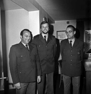 Polizei: Polizeistation: Papenwisch: Einführung des neuen Leiters Polizeikommissar Manfred Börner durch den Leiter des Polizeireviers Ahrensburg, Hauptkommissar Hans-Helmut Fick im Beisein des stellvertretenden Stationsleiters Hauptmeister Otto Gädt