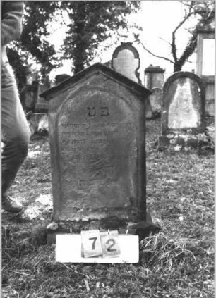 Grabstein 72 (Index: 99786706) Zustand: Inschrift z. T. verwittert Maße HxBxT: 82x46x17 cm: Grabstein 72