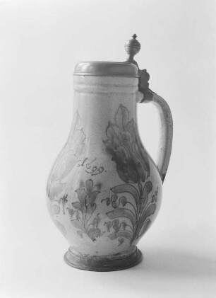 Fayencekrug, Stadtmuseum Zittau : Zittauer Fayencekrug mit dem charakteristischen pflanzlichen Dekor und Zinndeckel, bezeichnet 1699. Fayence. Stadtmuseum Zittau