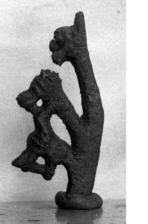 Zierstück mit drei schlecht erhaltenen Köpfen, unten abgebrochen